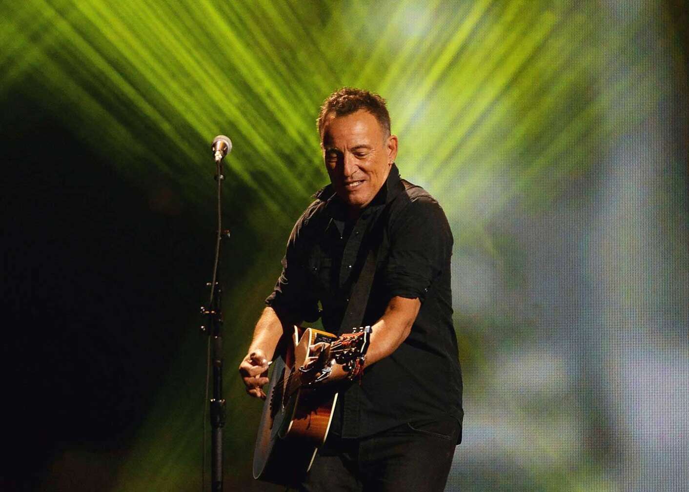 Bruce Springsteen spielt Gitarre auf der Bühne