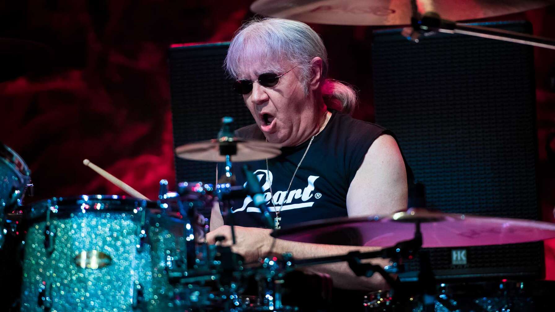 Drummer Ian Paice am Schlagzeug bei einem Auftritt von Deep Purple.