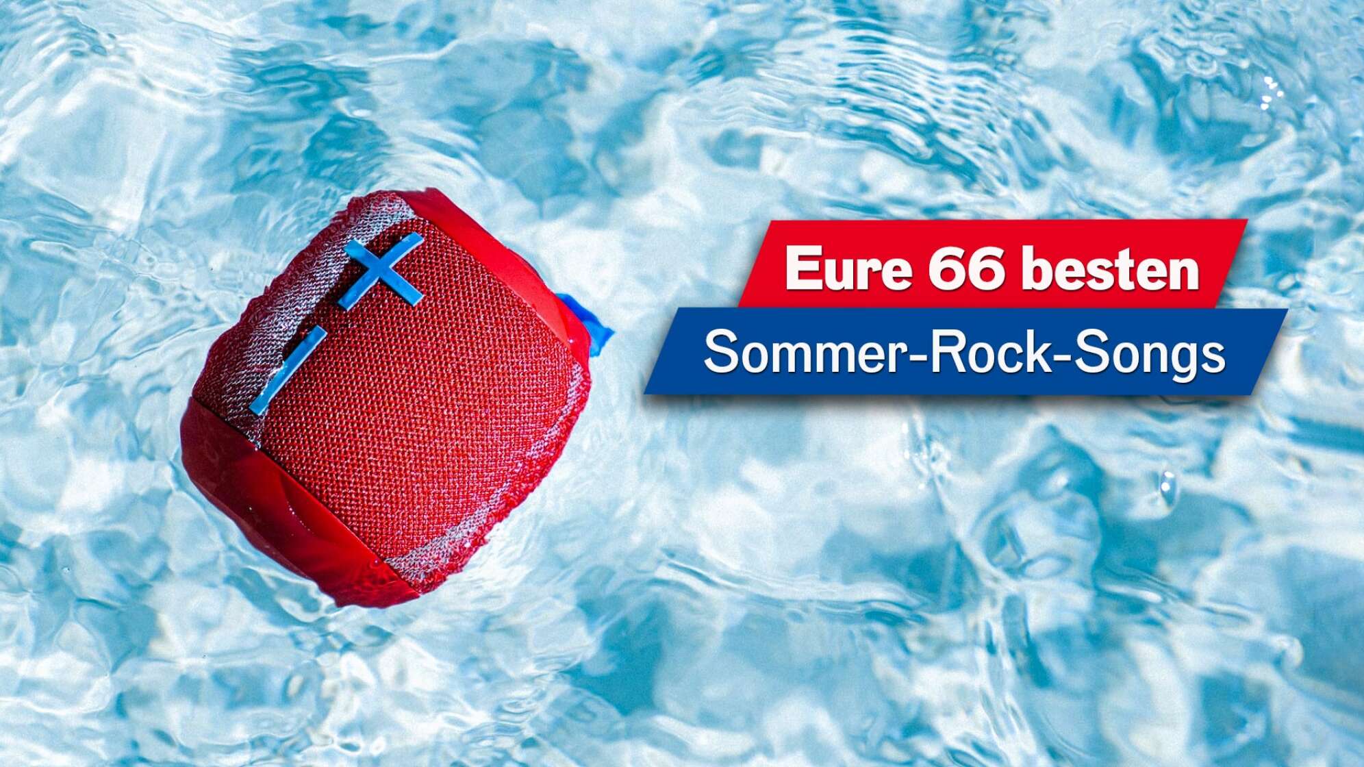 Ein Bild von einem roten JBL Bluetooth Lautsprecher, der in türkisblauem Poolwasser treibt; Text: "Eure 66 besten Sommer-Rock-Songs"