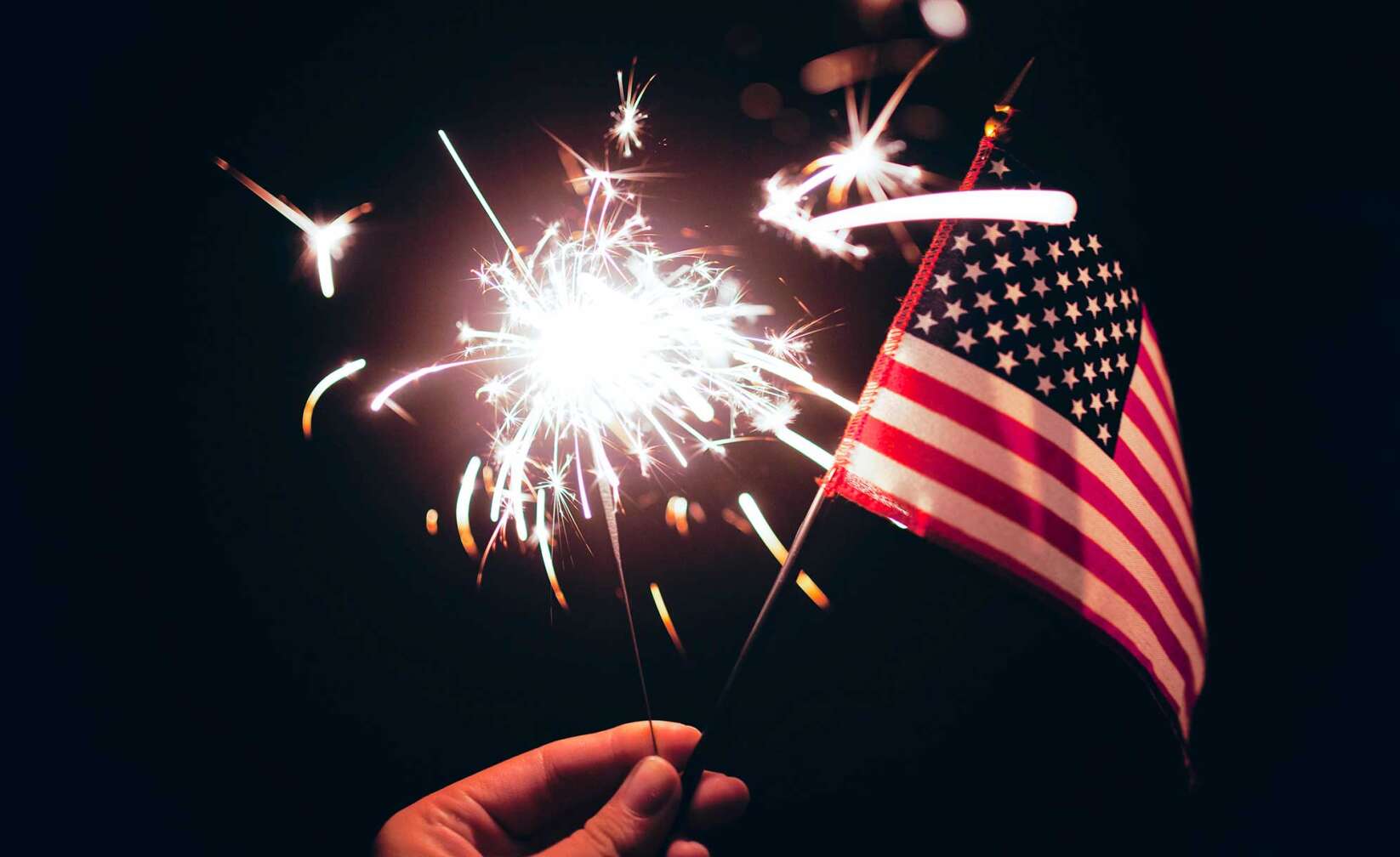 Eine USA-Flagge neben einer Wunderkerze.