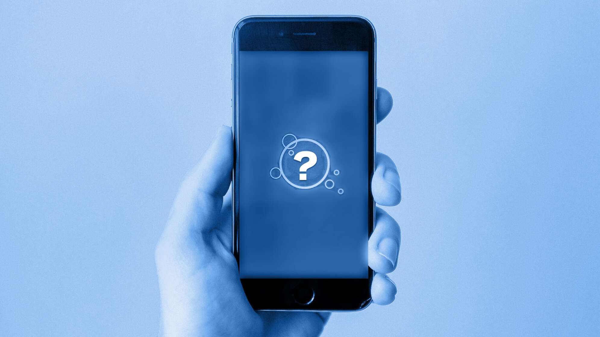 Ein Bild eines Smartphones in einer Hand mit einem großen Fragezeichen auf dem Display