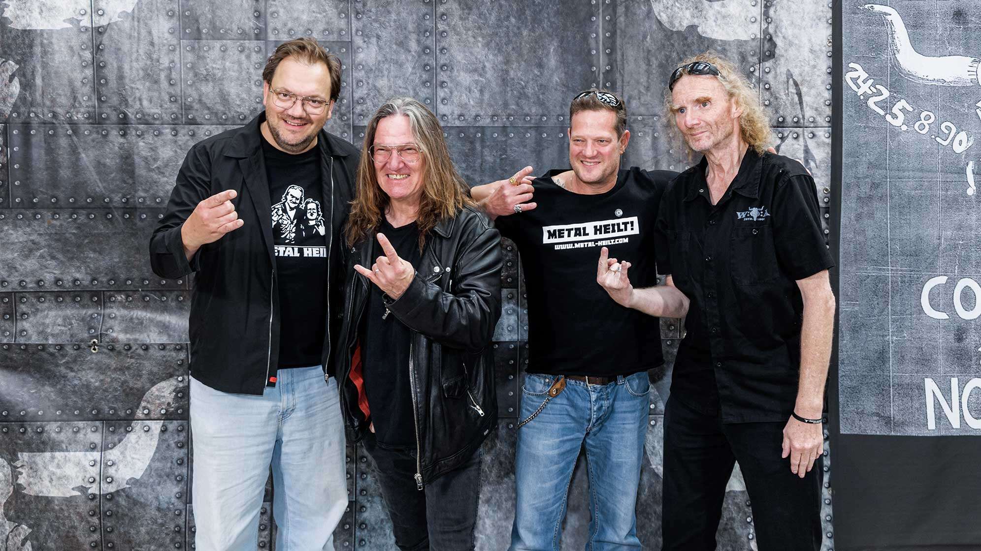 Der Schauspieler Charly Hübner, Wacken-Gründer Thomas Jensen, der Schauspieler Aurel Manthei und Wacken-Gründer Holger Hübner stehen vor der Premiere der RTL-Serie "Legend of Wacken" auf dem Roten Teppich.