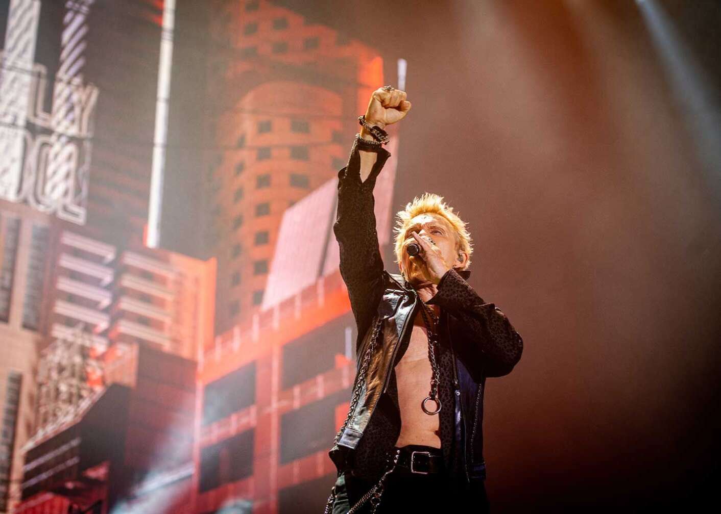 Billy Idol streckt die Faust nach oben und singt