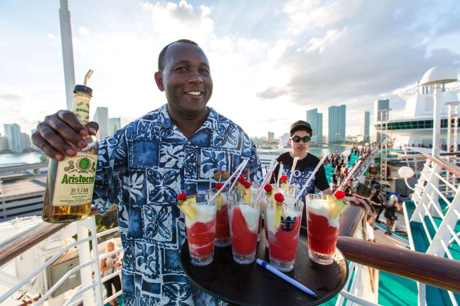 Barkeeper mit Drinks 2014
