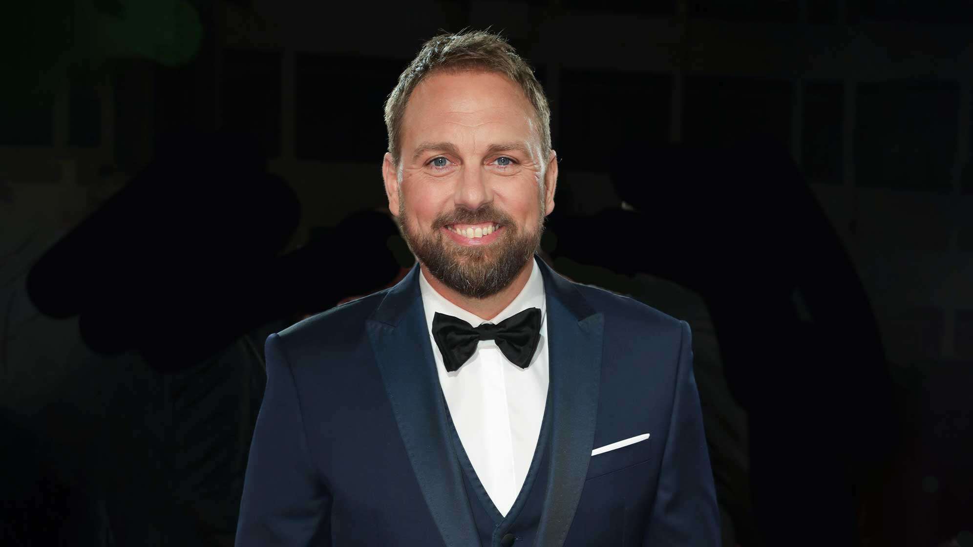 Steven Gätjen vor schwarzem Hintergrund