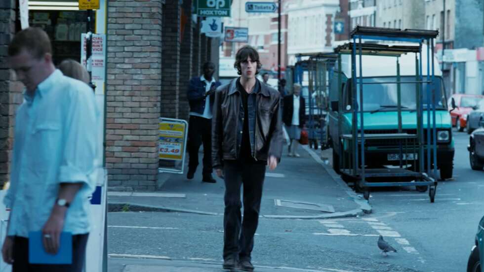 Sänger Richard Ashcroft im Musikvideo auf der Straße zu "Bitter Sweet Symphonie"