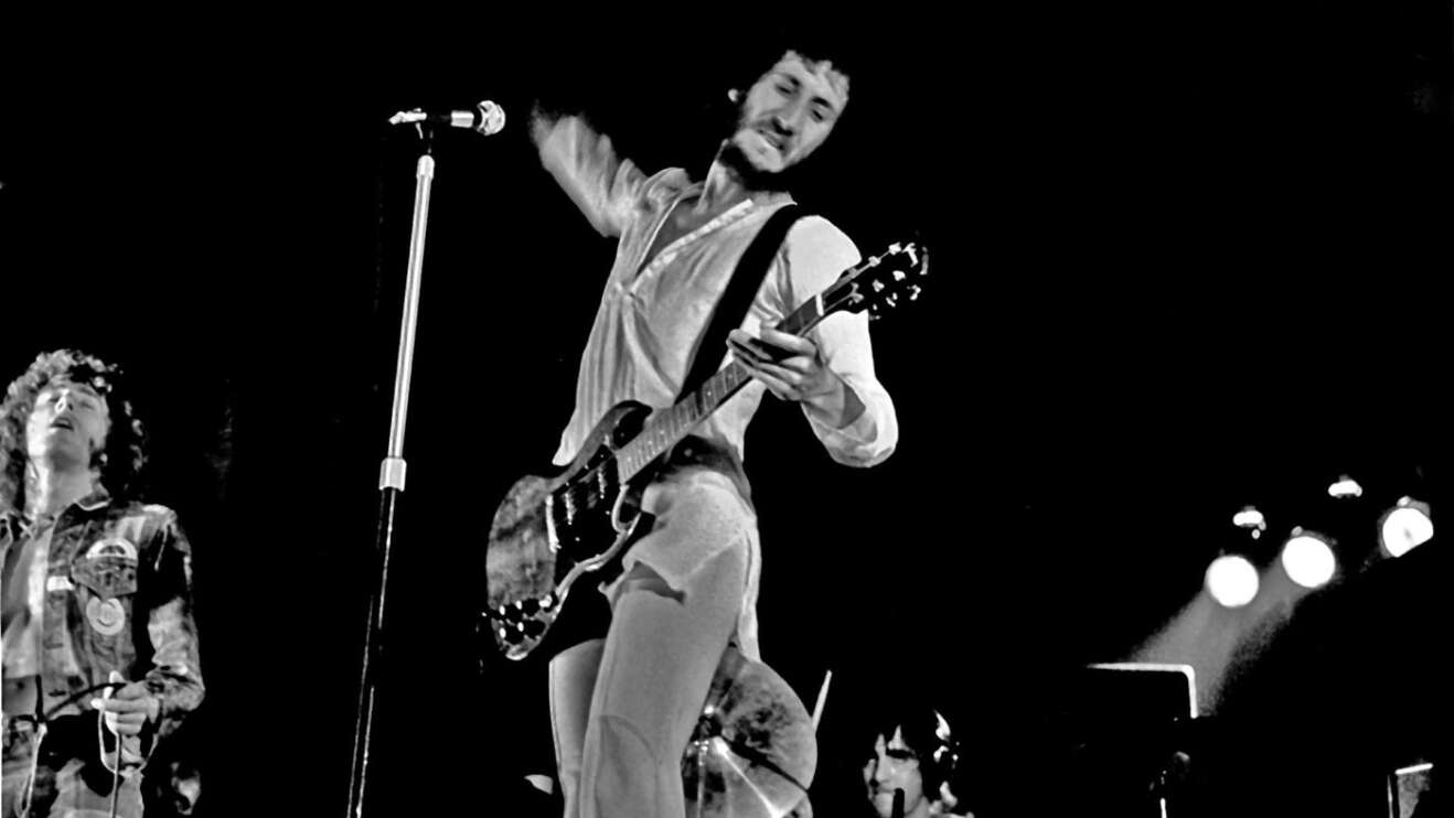 Pete Townsend spielt auf der Bühne kraftvoll E-Gitarre