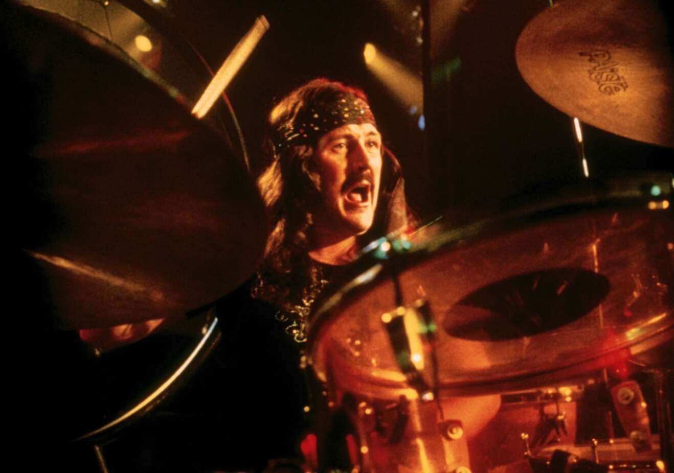 John Bonham sitzt hinter Schlagzeug und spielt live