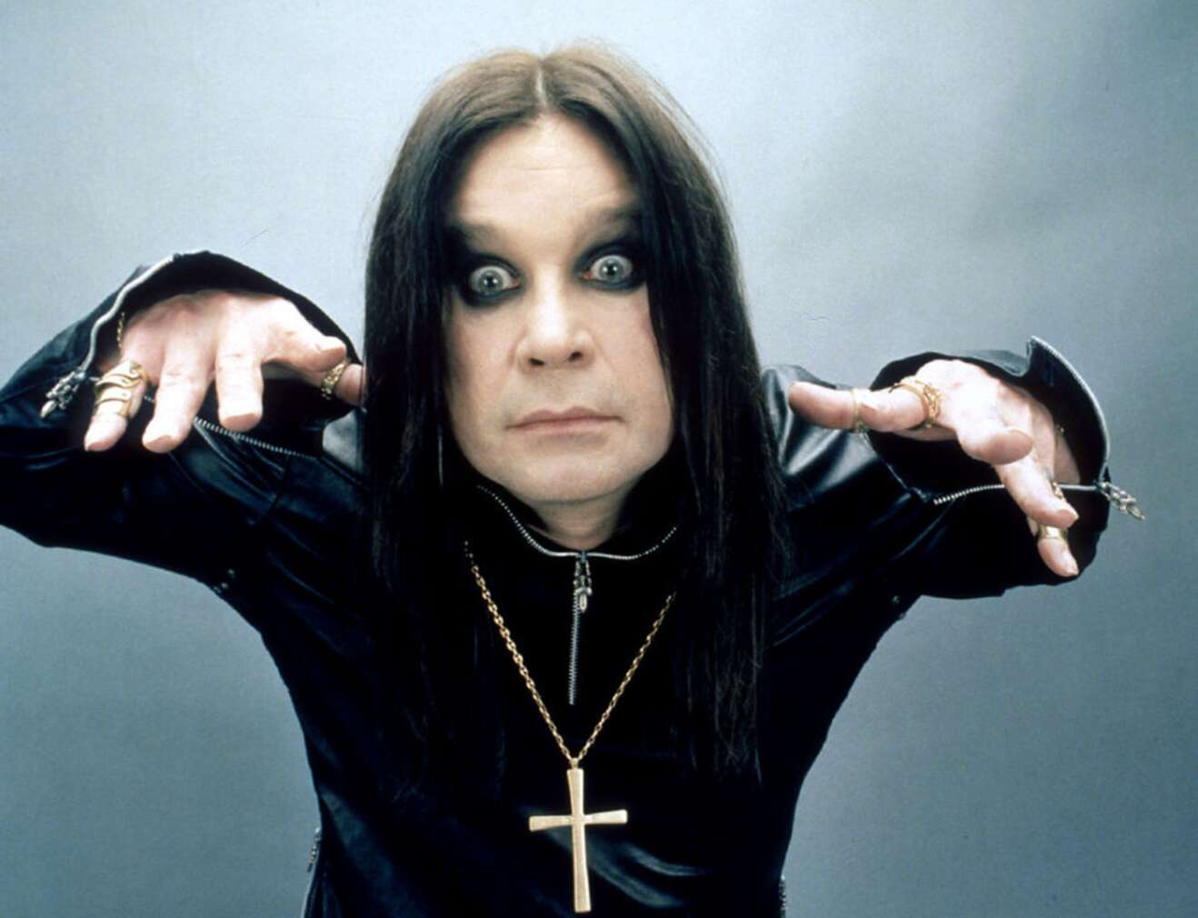 Ozzy Osbourne starrt leicht manisch in die Kamera