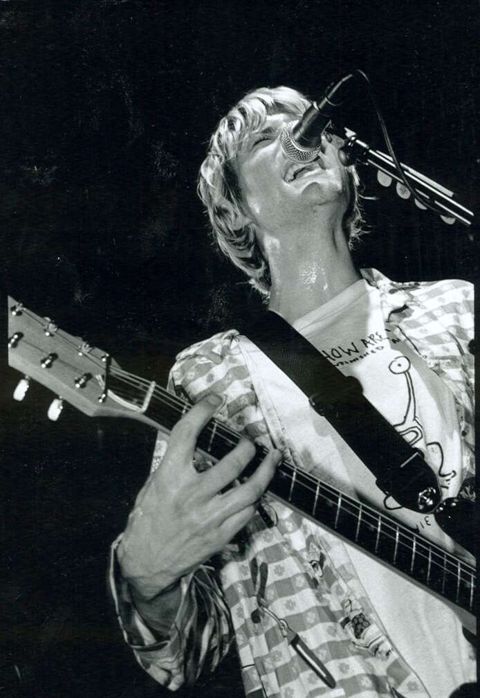 Kurt Cobain singt und spielt auf Gitarre