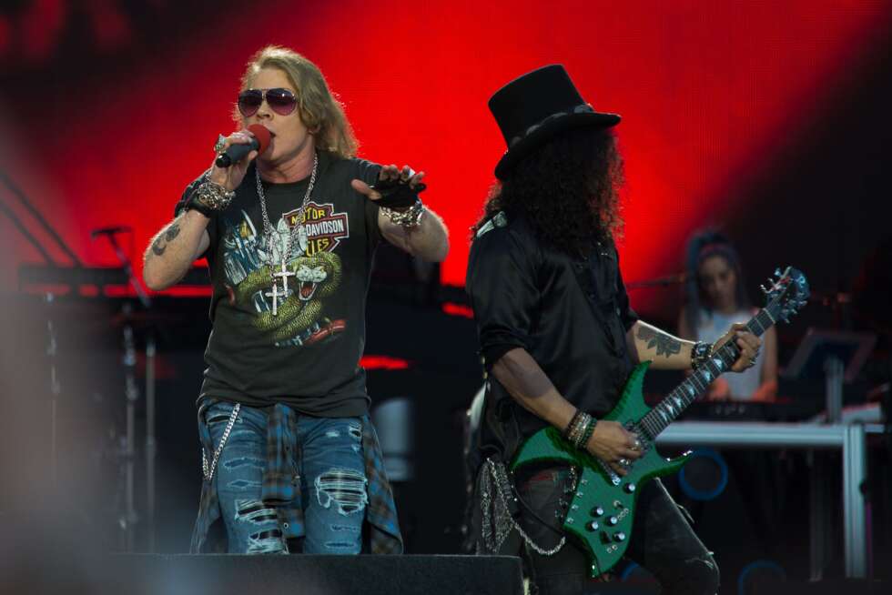 Axl Rose und Slash performen ihre Show auf der Bühne