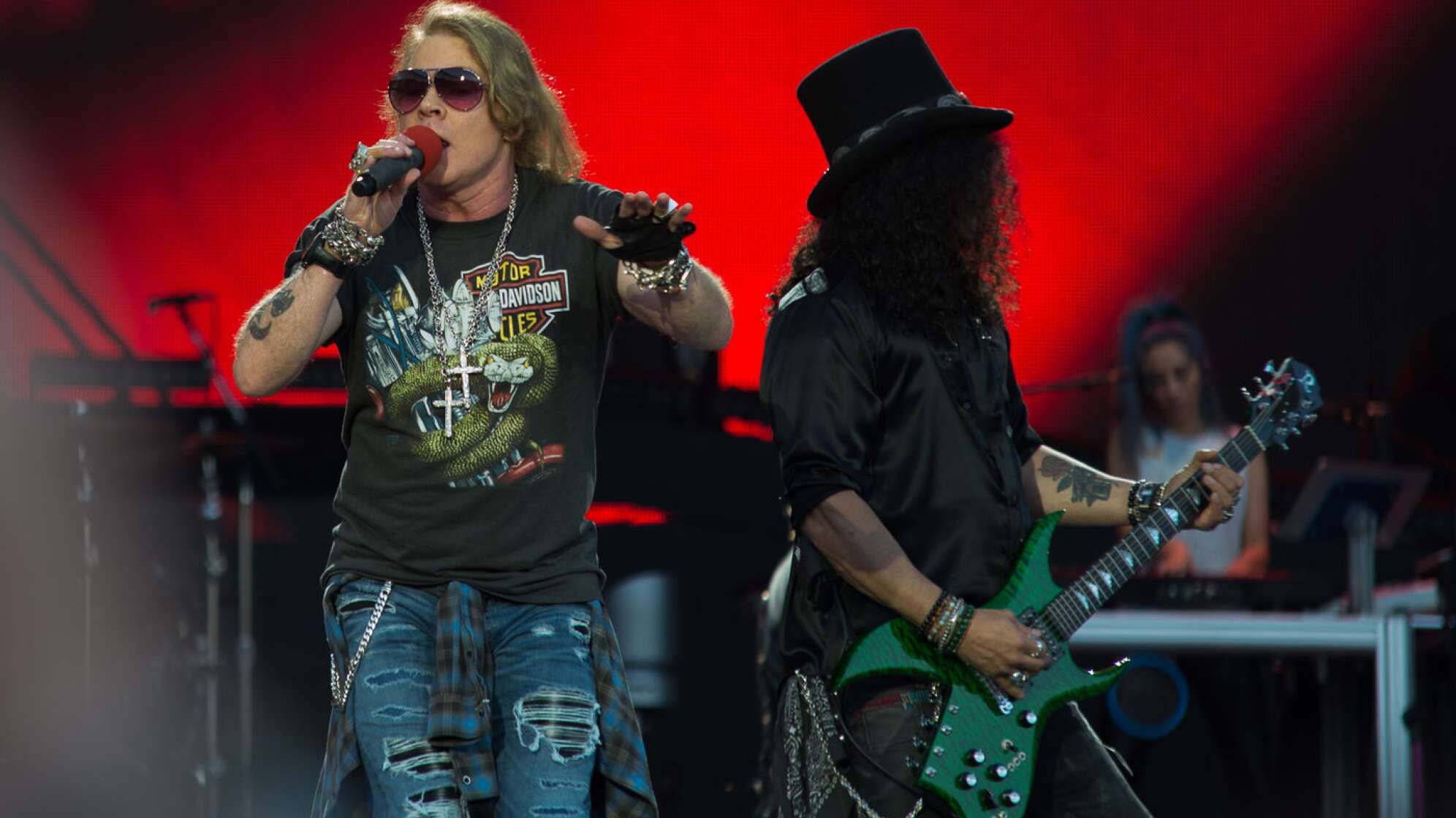 Axl Rose und Slash performen ihre Show auf der Bühne