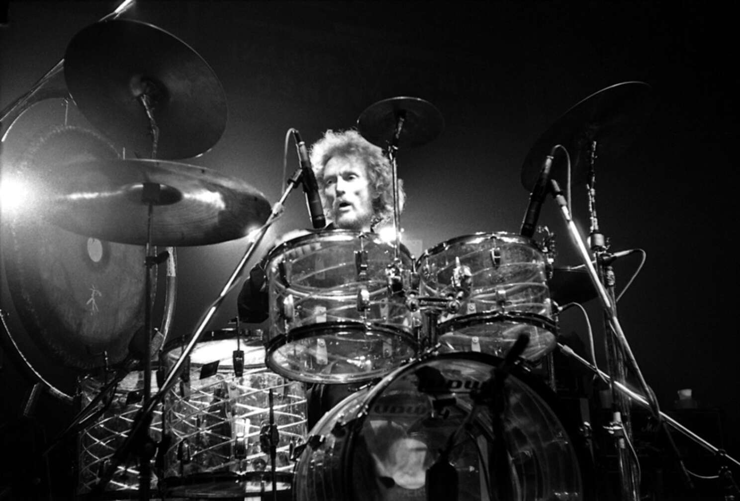 Ginger Baker sitzt hinter seinem Schlagzeug und spielt