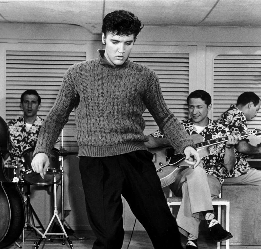 Elvis tanzt im Rollkragenpulli vor Publikum