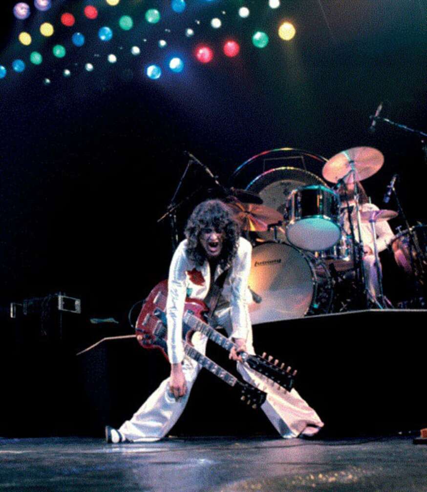 Jimmy Page schreiend auf der Bühne mit Doppelhals-Gitarre
