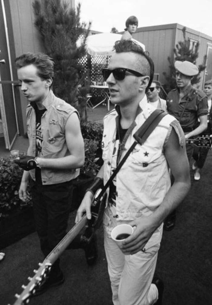 Joe Strummer auf dem Weg zum Auftritt von The Clash