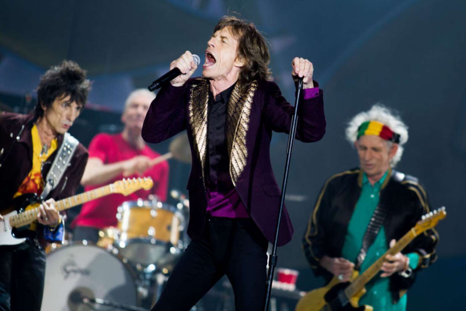 Mick Jagger steht mit den Rolling Stones auf der Bühne, singend