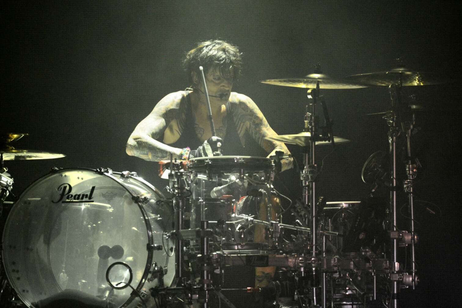 Tommy Lee sitzt hinter Schlagzeug, spielend, auf Konzert