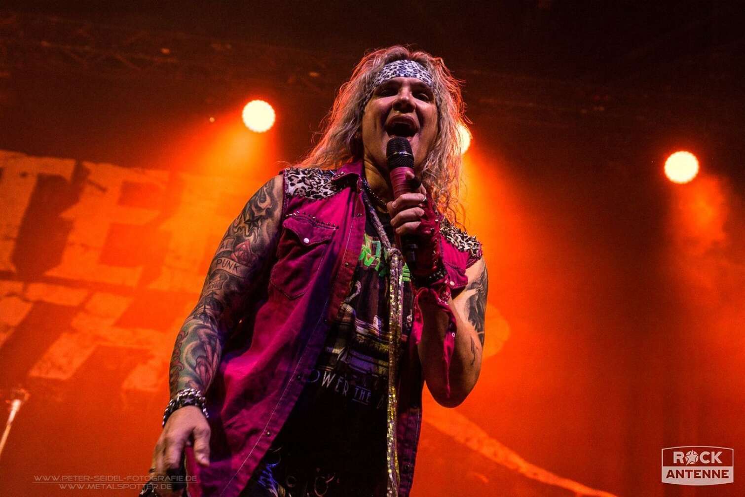 Michael Starr singend auf der Bühne, blickt in Kamera
