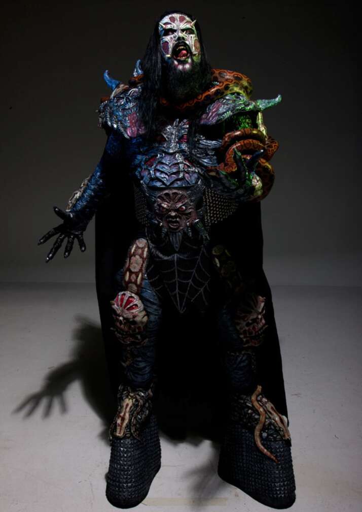 Mr. Lordi posiert in Kostüm, vor grauem Hintergrund