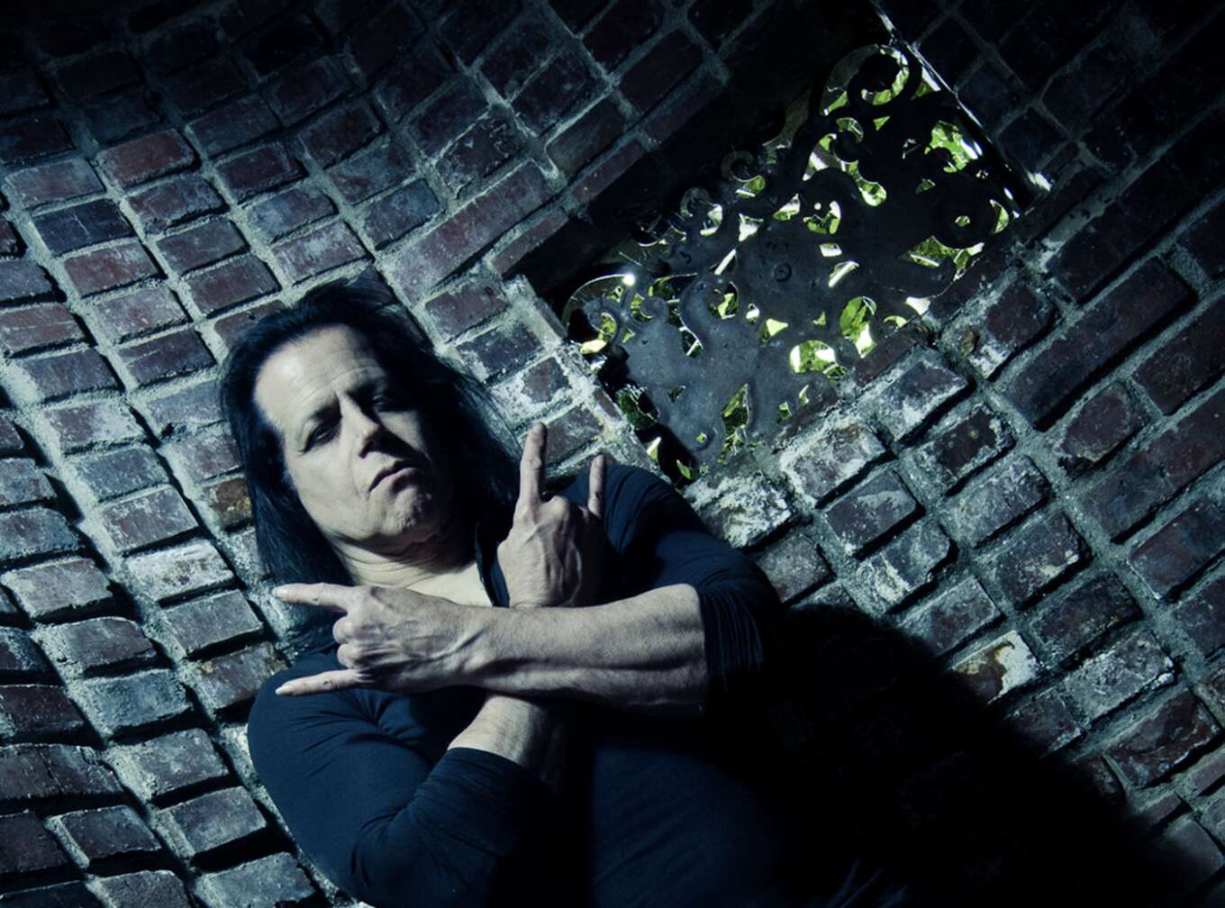 Glenn Danzig zeigt die Manu cornuta, Arme verschränkt