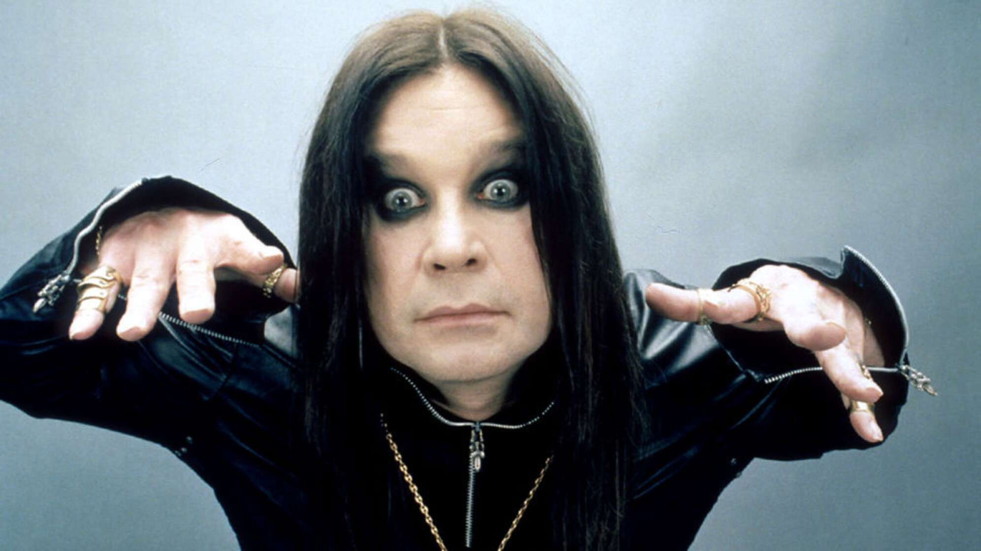 Ozzy Osbourne starrt leicht manisch in die Kamera