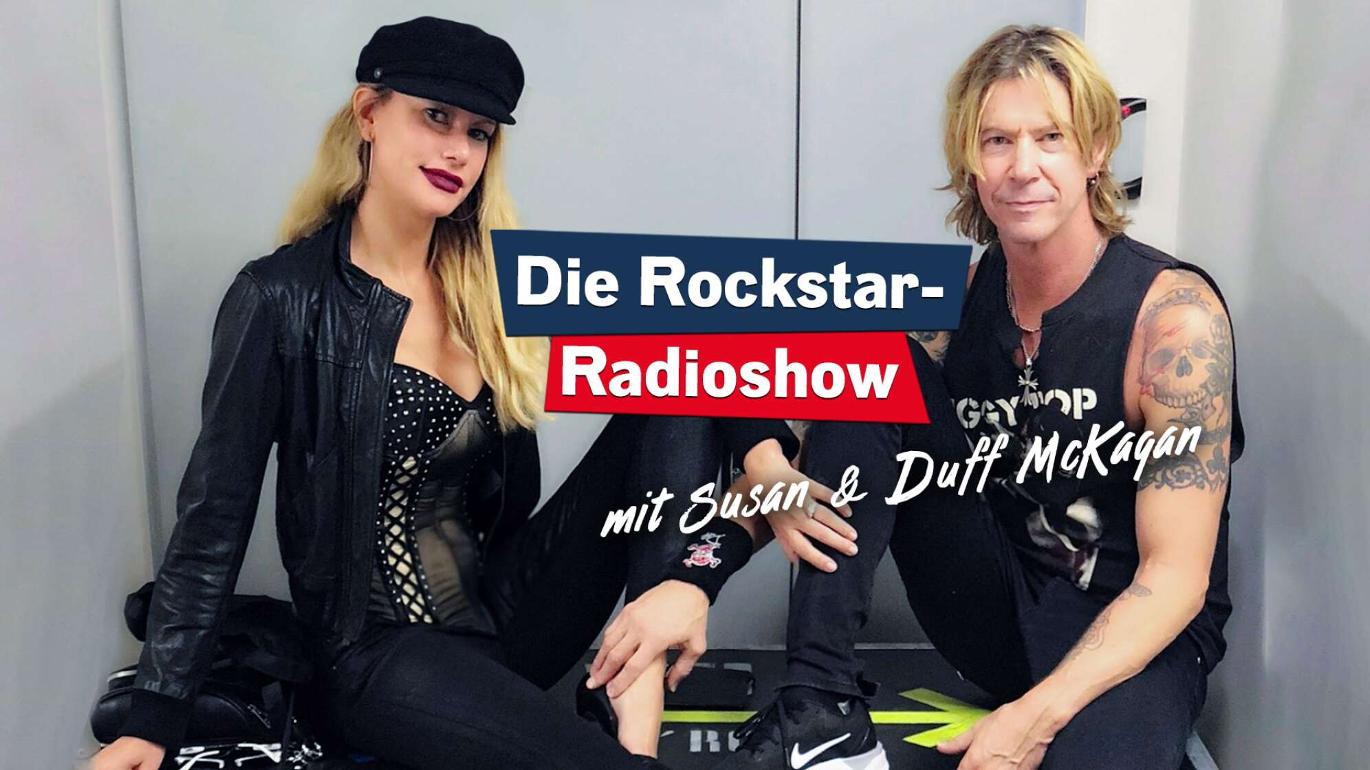 Ein Bild von Susan Holmes McKagan und Duff McKagan, wie sie im Backstagebereich auf einer Instrumentenkiste sitzen; Text: "Die Rockstar-Radioshow"