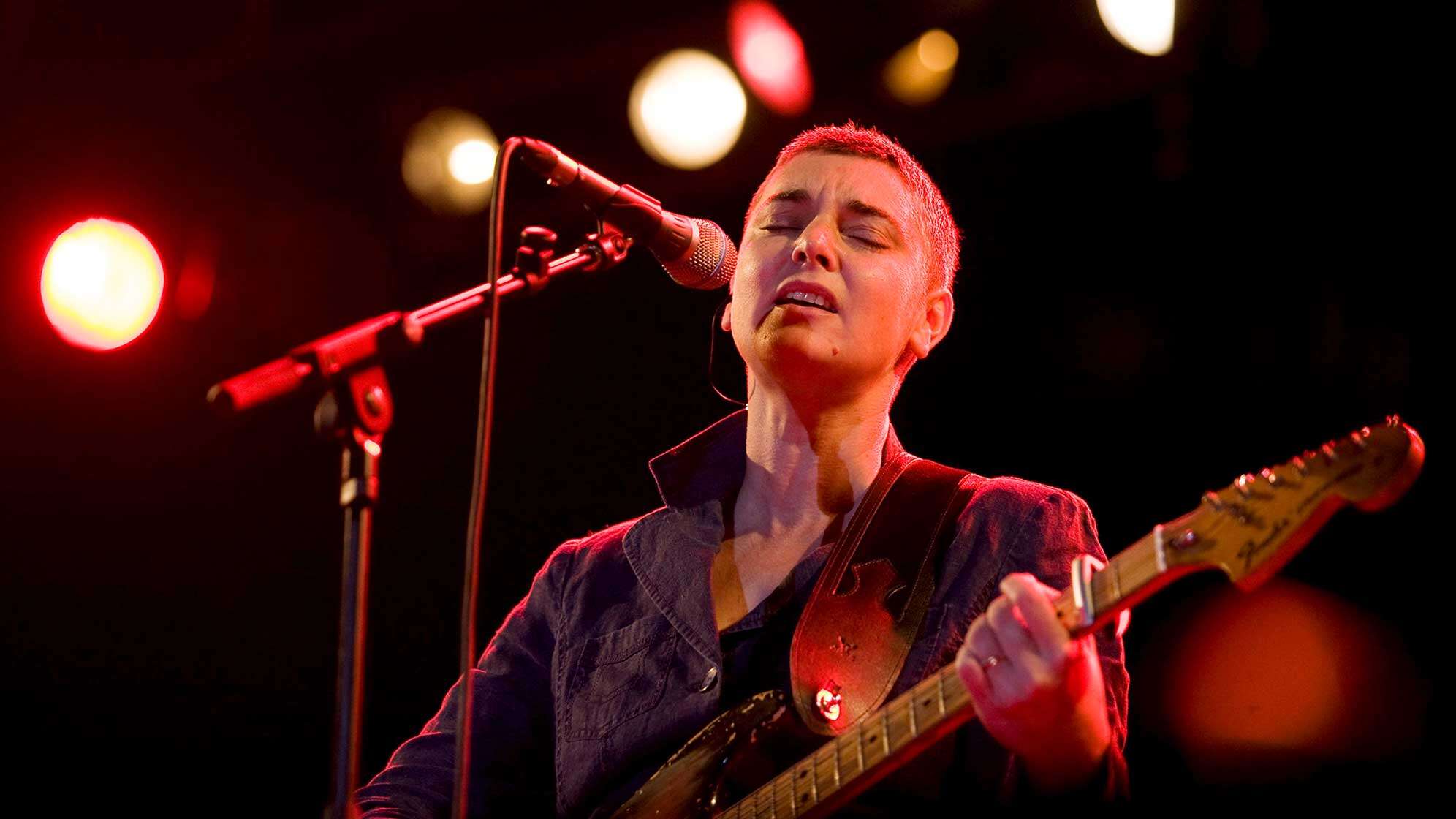 Die irische Sängerin Sinead O'Connor bei einem Auftritt auf der Hauptbühne während des Eröffnungstages des 17. Rock Oz'Arenes Festivals.
