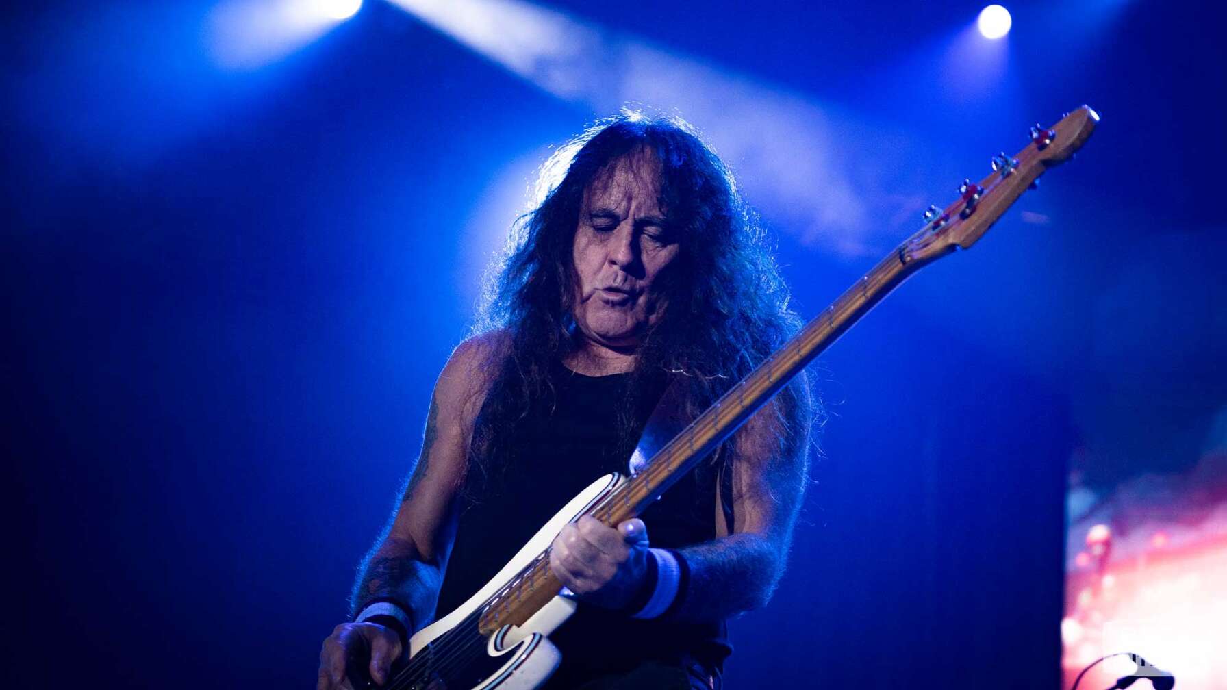 Steve Harris spielt Gitarre