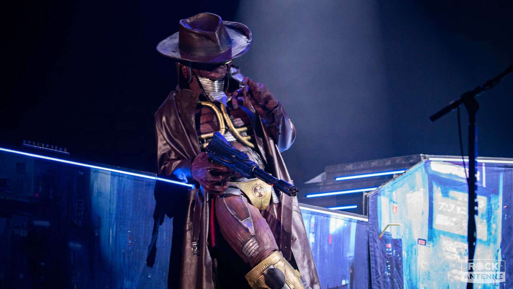 Maskottchen Eddie auf der Bühne mit Hut und einer Waffe in der Hand