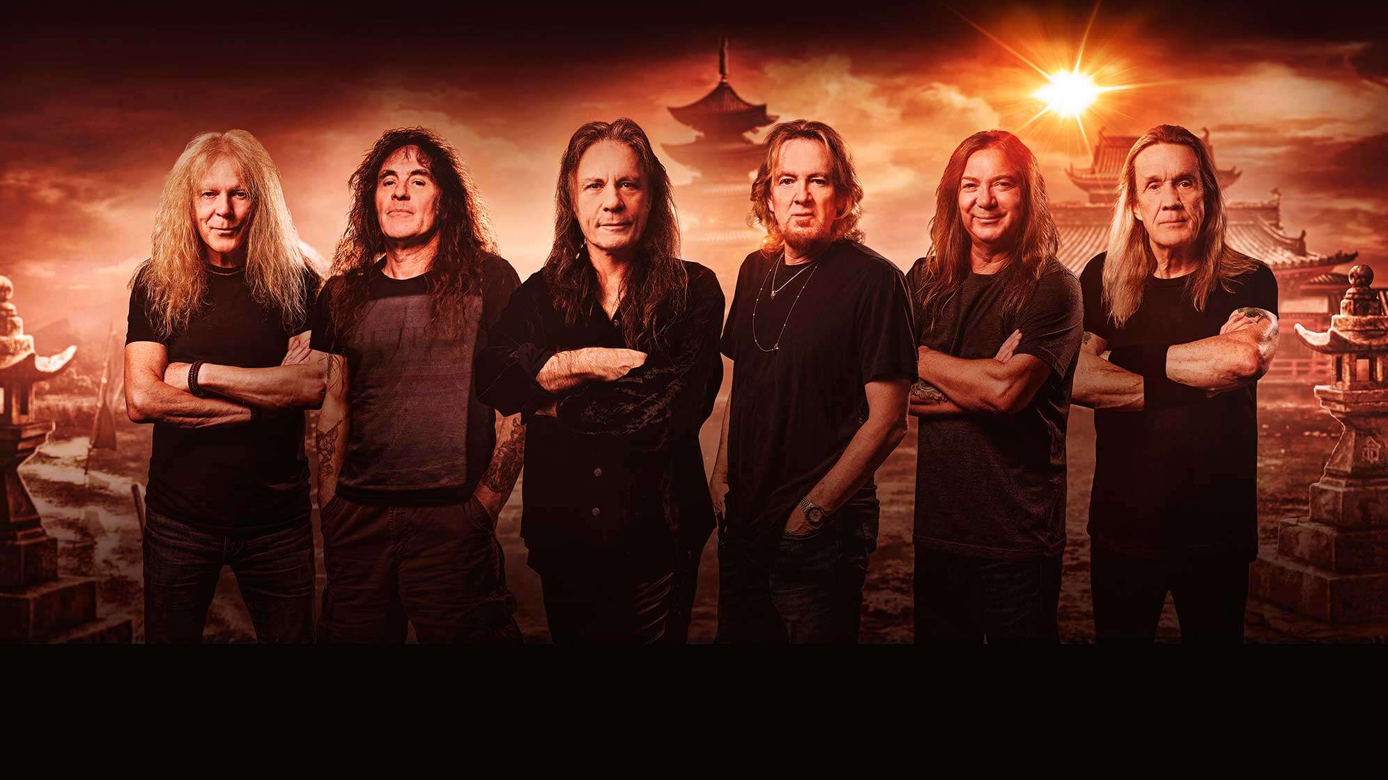 Das Pressefoto der Heavy Metal-Band Iron Maiden. Von links nach rechts stehen: Janick Gers, Steve Harris, Bruce Dickinson, Adrian Smith, Dave Murray und Nicko McBrain.