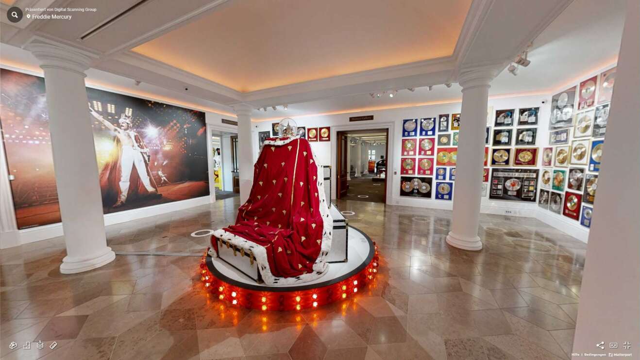 Ein Raum in der Freddie Mercury Ausstellung von Sotheby's mit dem Umhang und der Krone von Freddie