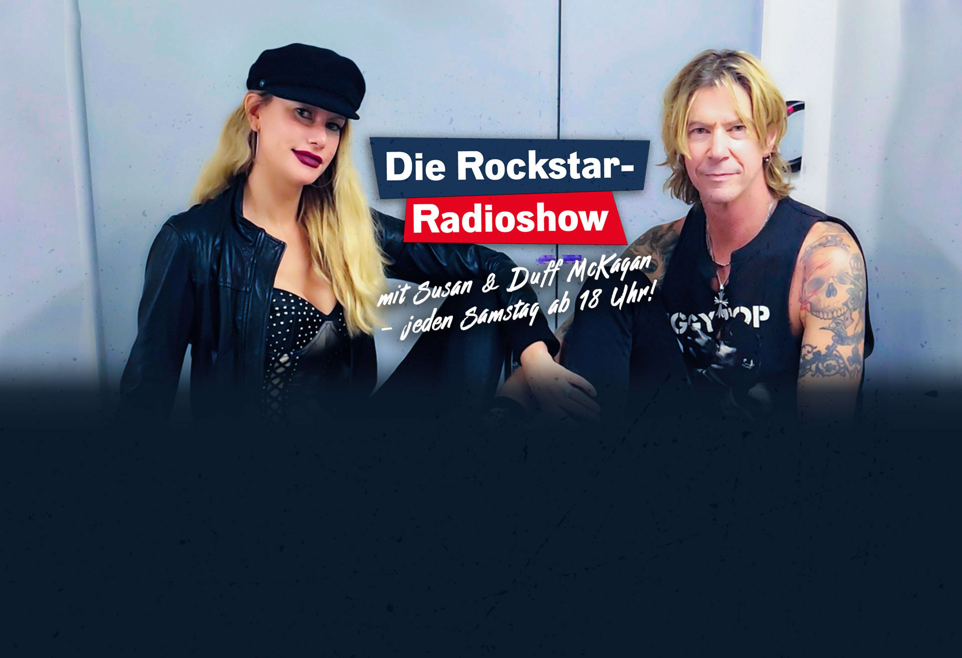 Susan und Duff McKagan vor einem grauen Hintergrund. Darauf ein Schriftzug "Die Rockstar-Radioshow mit Susan & Duff McKagan - Radio an!"