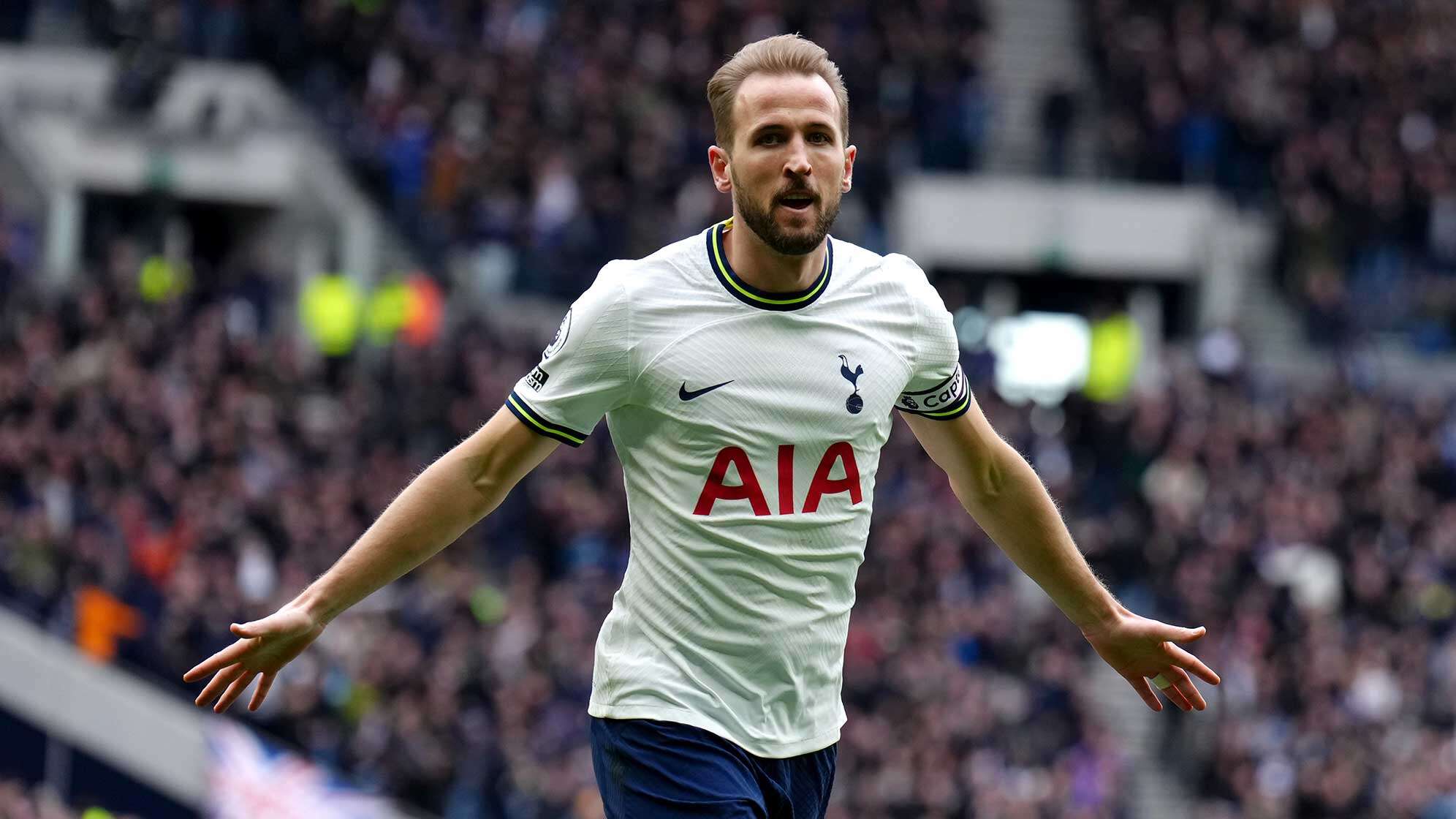 Harry Kane von Tottenham Hotspur feiert den ersten Treffer seiner Mannschaft. Sein Transfer zum FC Bayern soll fix sein.