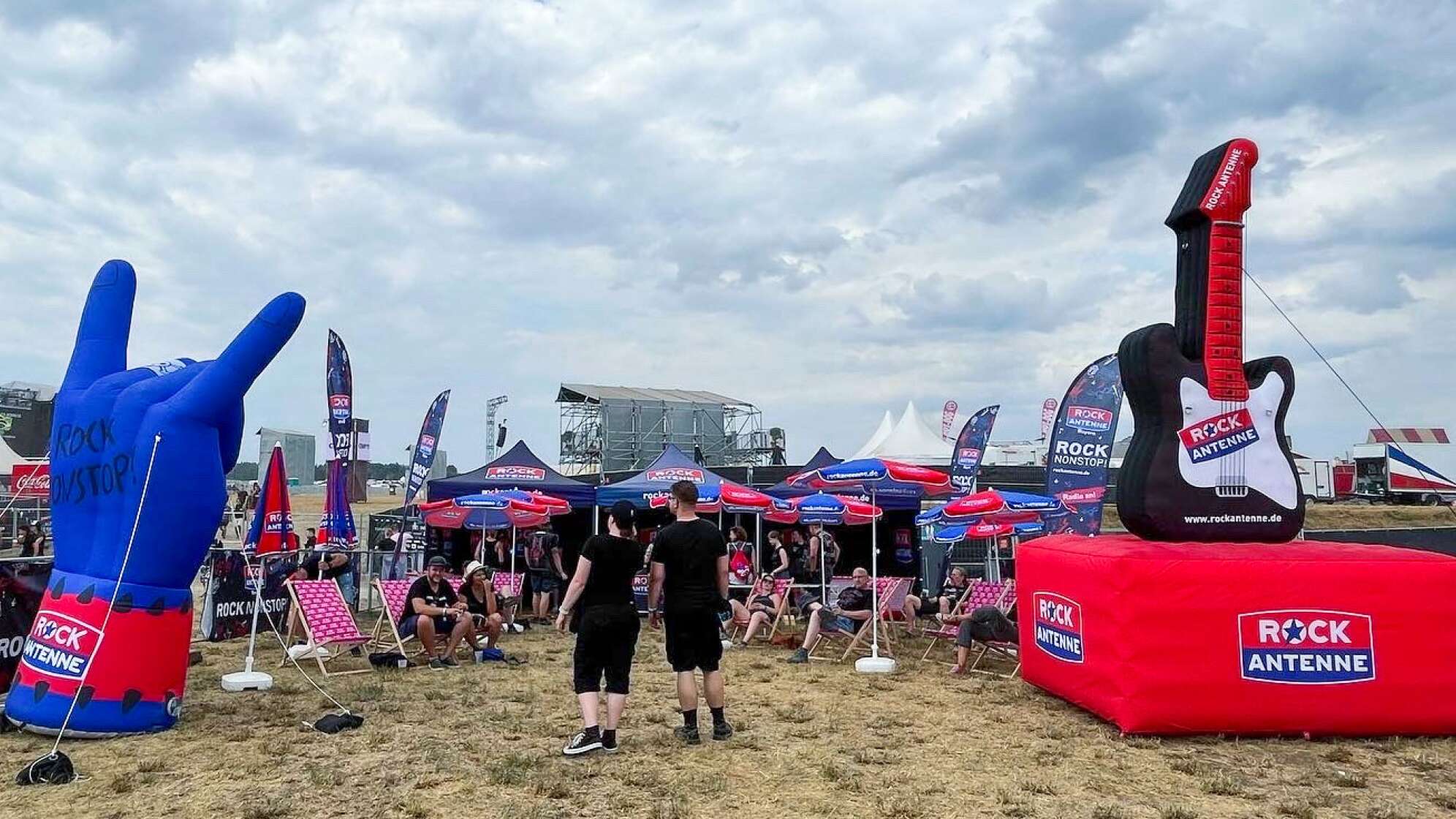 Ein Foto des ROCK ANTENNE Stands beim Summer Breeze Open Air 2022