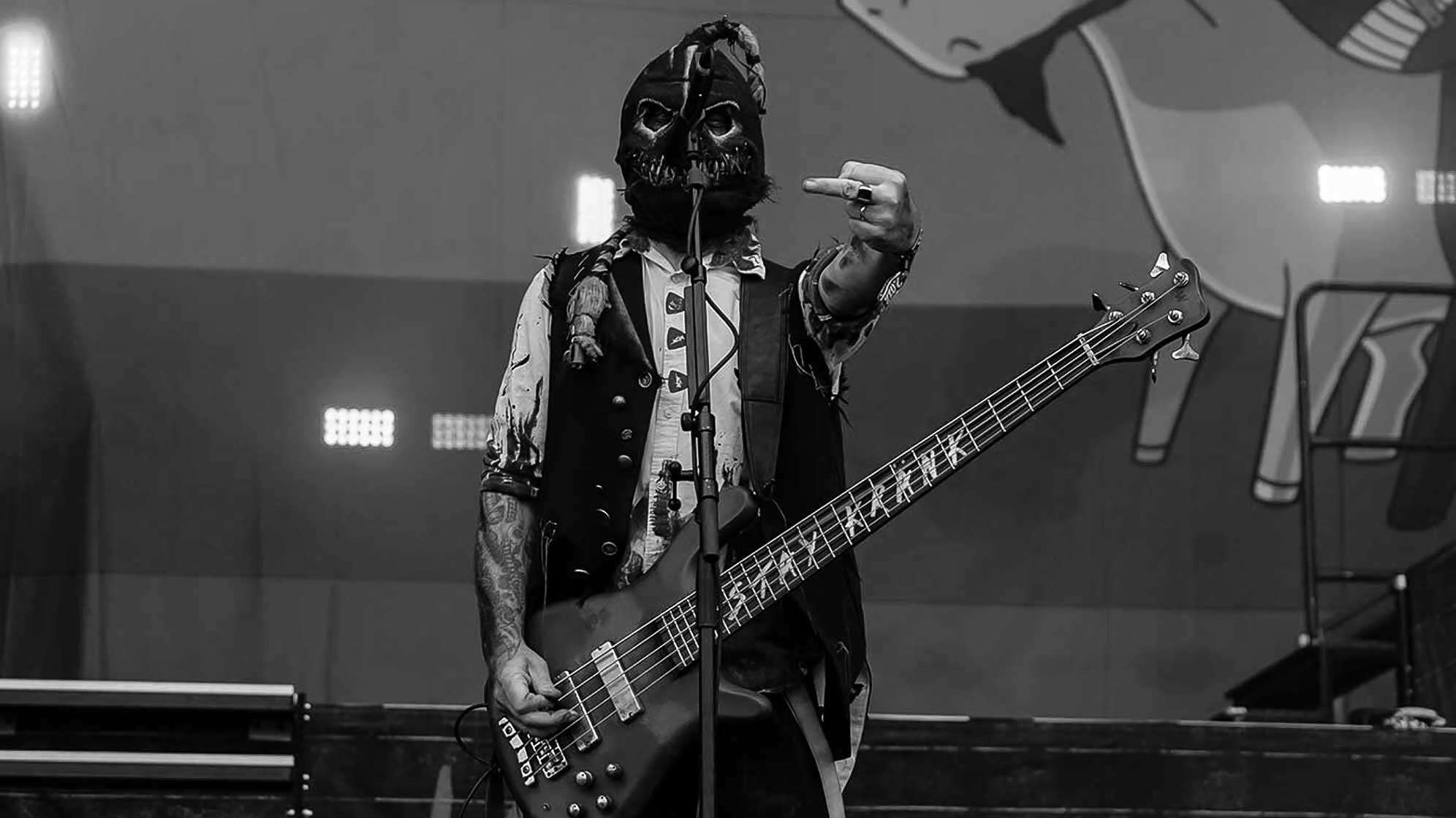 Ein Schwarz-Weiß-Foto von Hämatom-Bassist West. Der Musiker ist am 15. August nach kurzer, schwerer Krankheit verstorben.