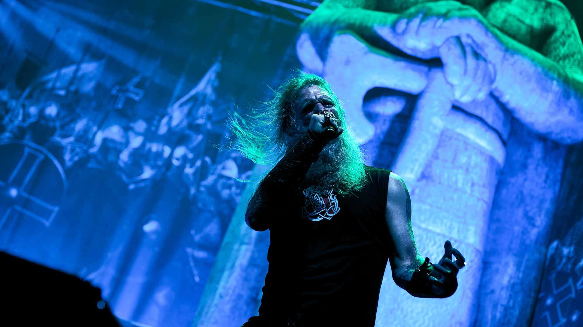 Amon Amarth-Frontmann Johann Hegg bei einer Performance auf der Bühne.