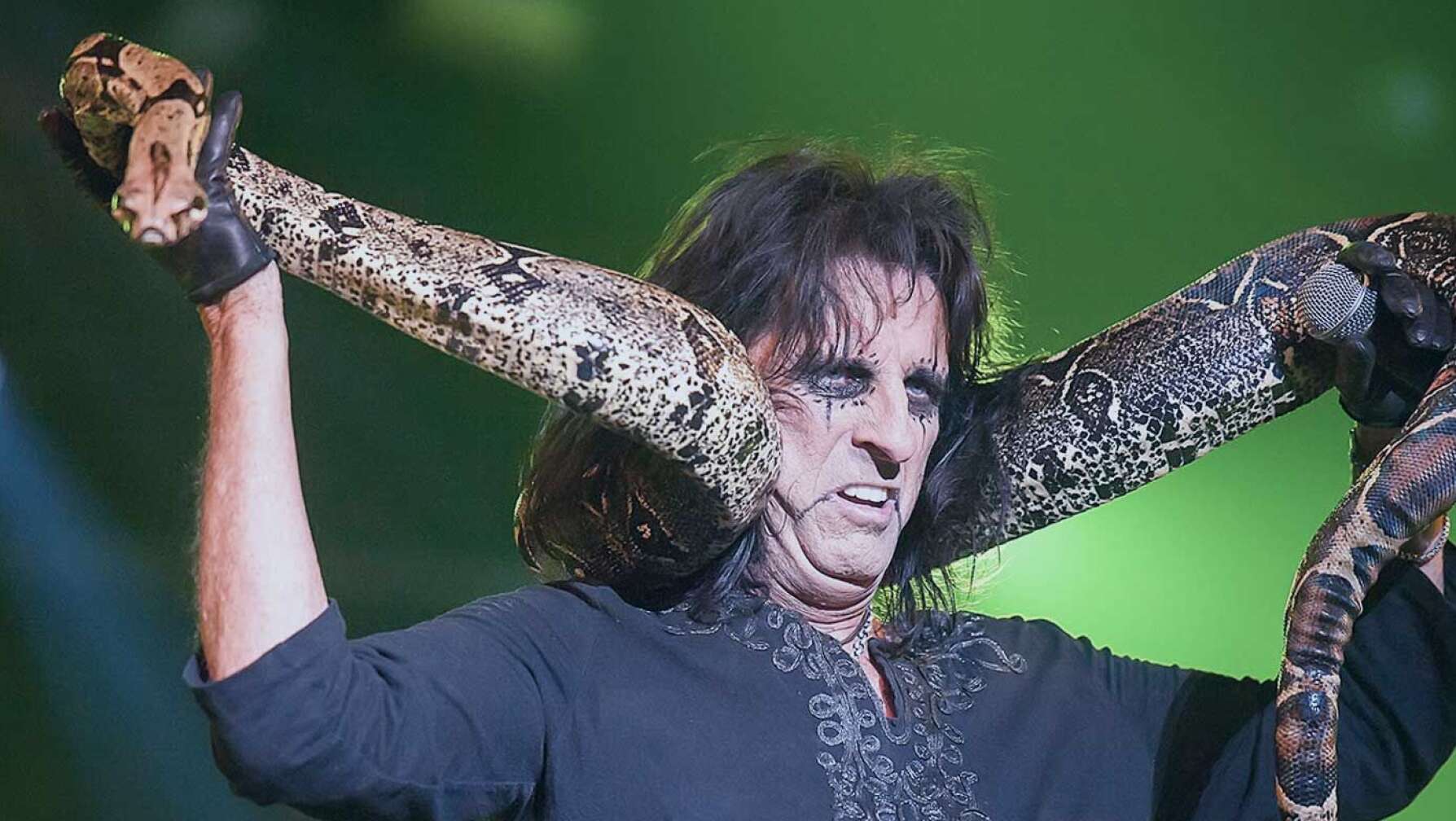 Alice Cooper mit Schlange