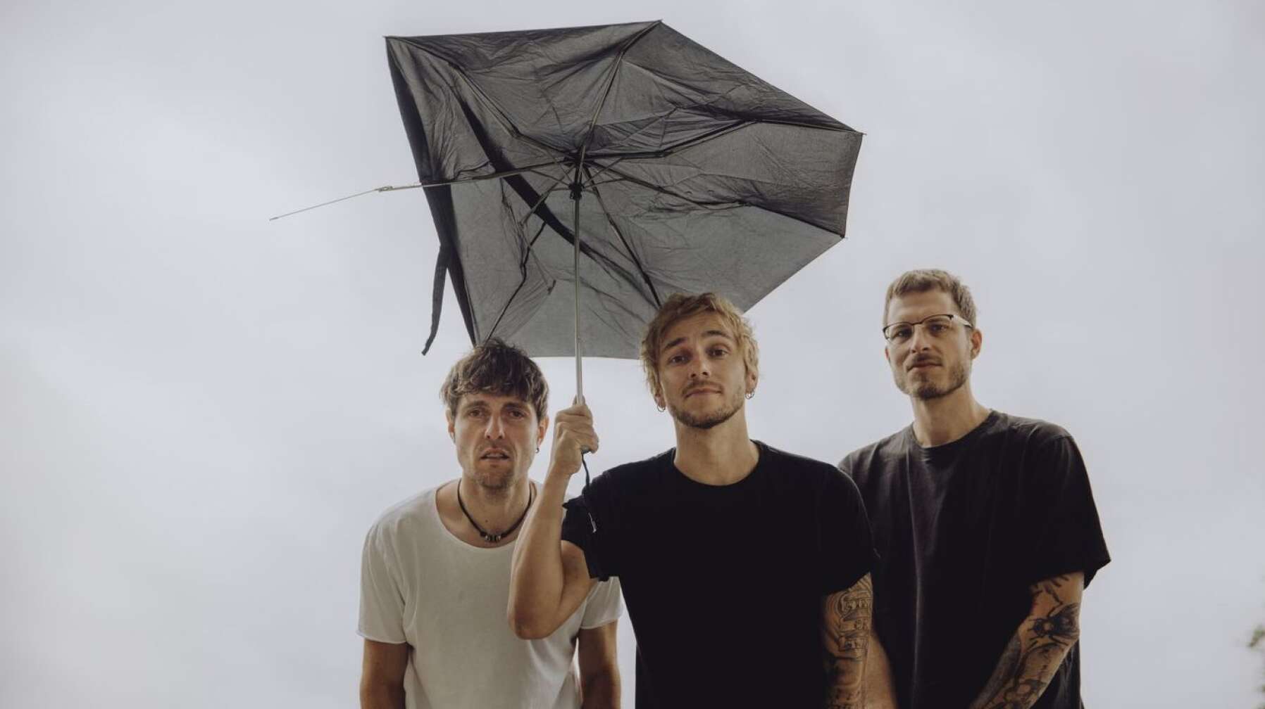 ITCHY mit Regenschirm