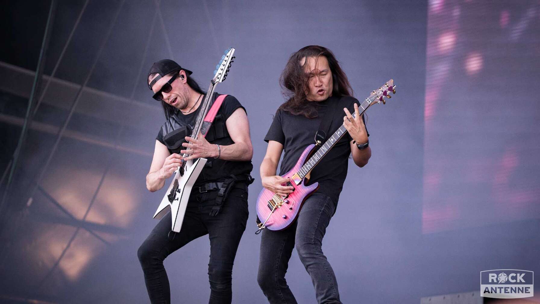 Beide Gitarristen der Band Dragonforce auf der Bühne des Summer Breeze Open Airs.
