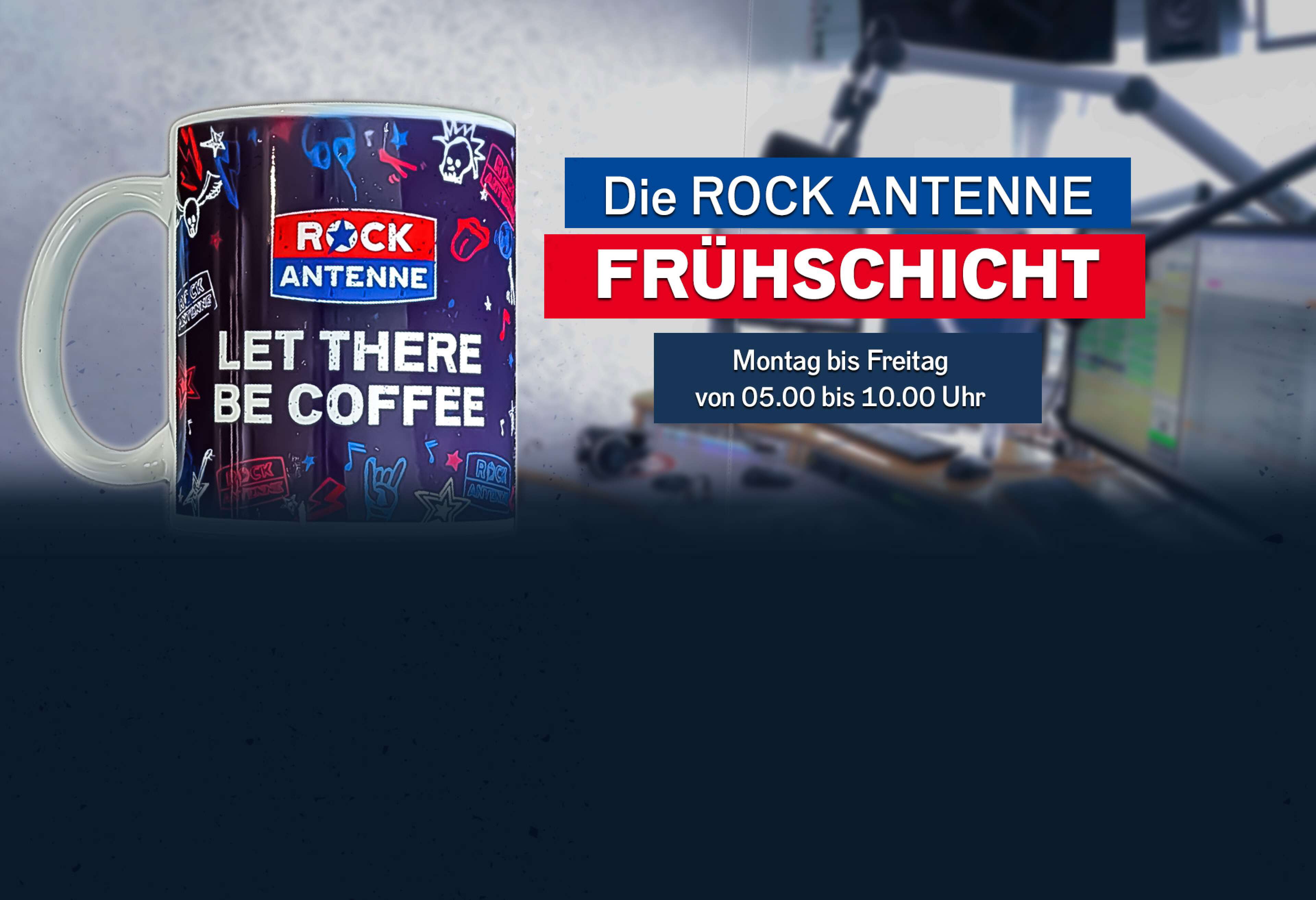 Links sieht man eine ROCK ANTENNE Kaffee-Tasse auf der "Let There Be Coffee" geschrieben steht - rechts daneben ein Textfeld mit "Die ROCK ANTENNE Frühschicht; Montag bis Freitag von 5.00 bis 10.00 Uhr". Im Hintergrund sieht man verschwommen ein Radiostudio.