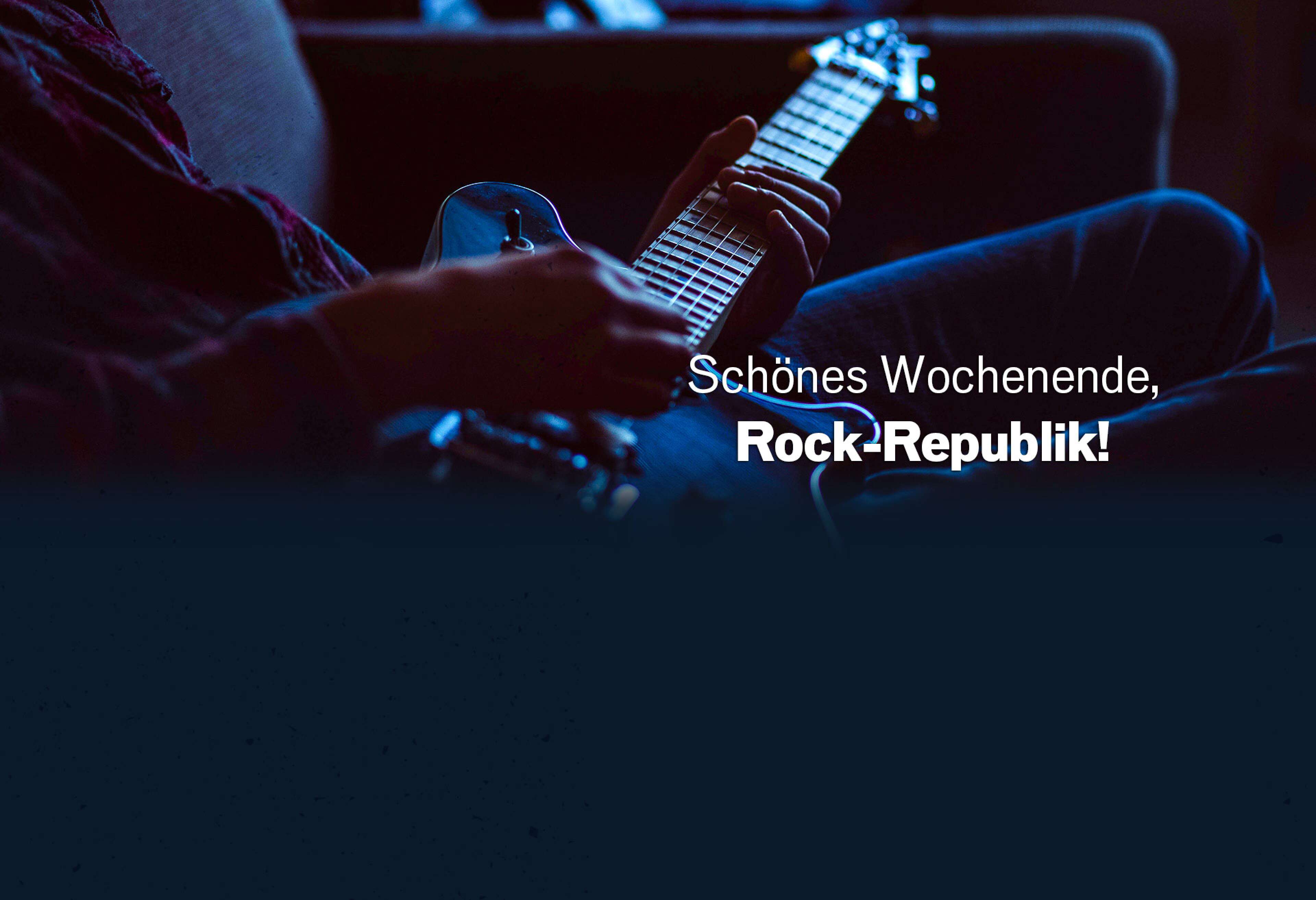 Eine Person liegt auf einer Couch und spielt eine schwarze E-Gitarre. Darauf steht ein Text: "Schönes Wochenende, Rock-Republik!"