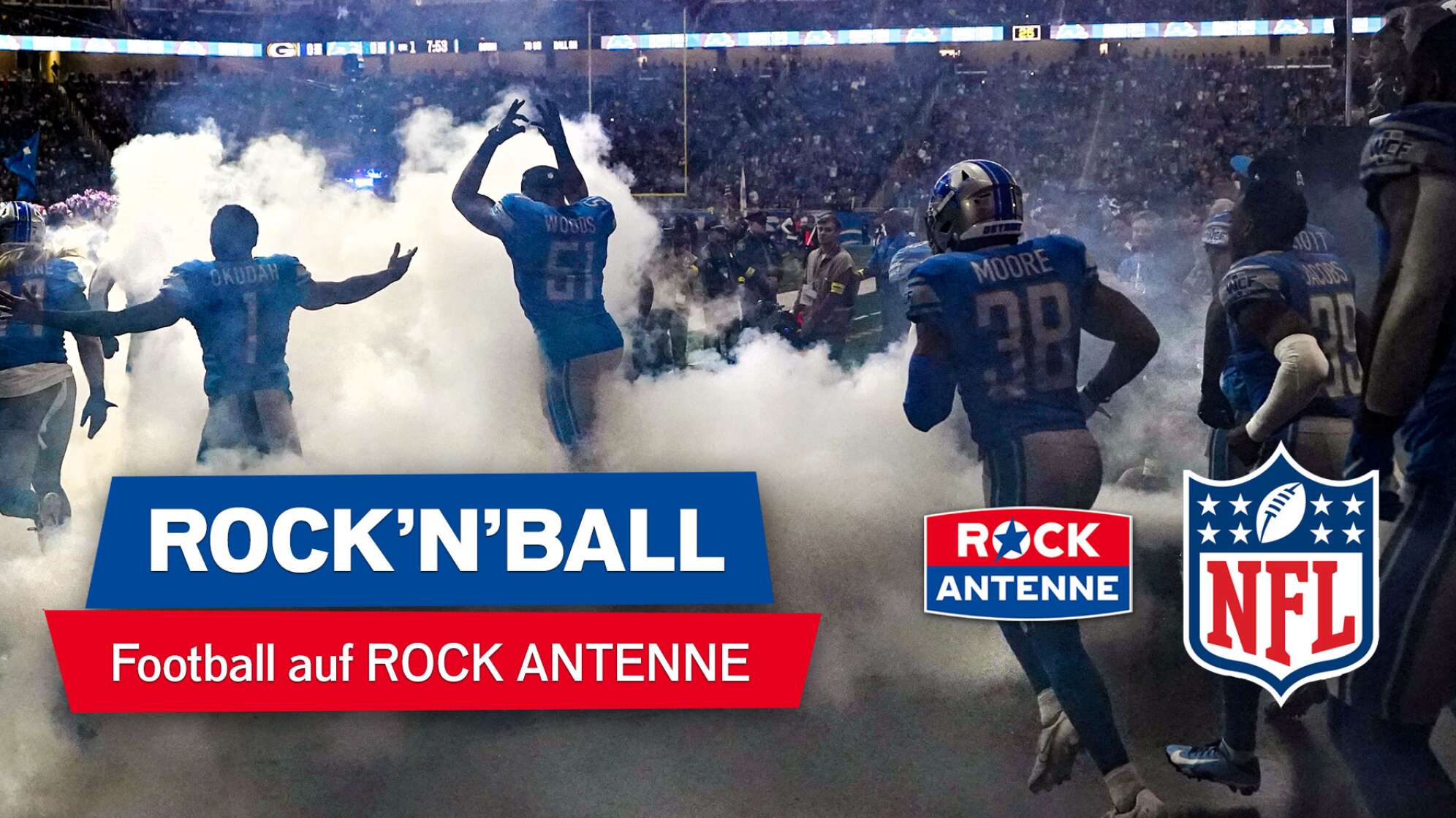 Ein Bild von Footballspielern, die aus der Kabine durch Nebel auf das Spielfeld laufen; Text: "ROCK'N'BALL - Football auf ROCK ANTENNE", dazu die Logos von ROCK ANTENNE und der NFL