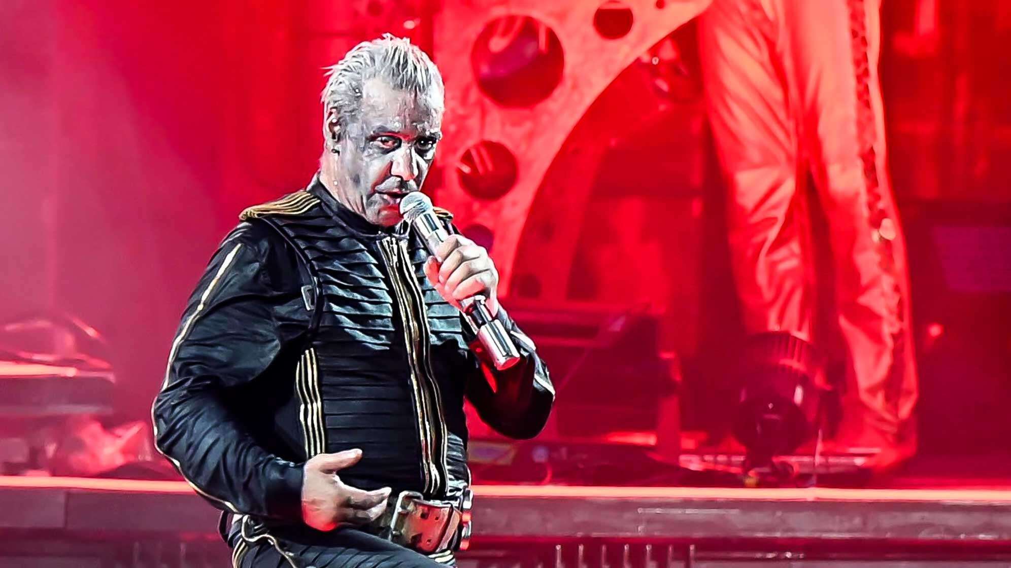 Till Lindemann, Frontsänger der Band Rammstein, steht im Rahmen der Deutschland-Tournee mit dem Album "Zeit" auf der Bühne.