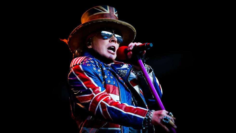 Guns n' Roses-Frontmann Axl Rose bei einer Performance auf der Bühne.