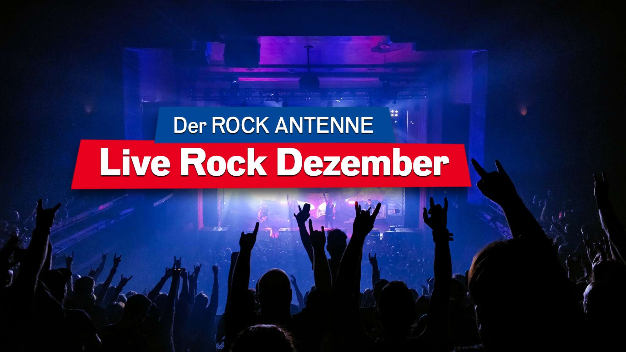 Blick auf die Bühne bei einem Konzert, Aufschrift "Der ROCK ANTENNE Live Rock Dezember"