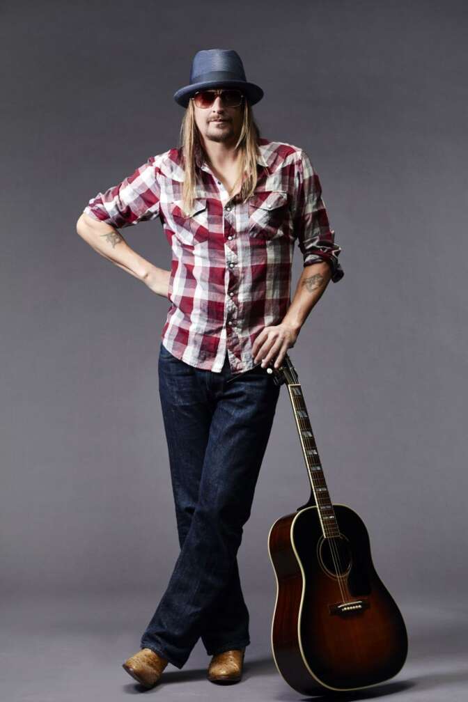 Kid Rock mit einer Gitarre