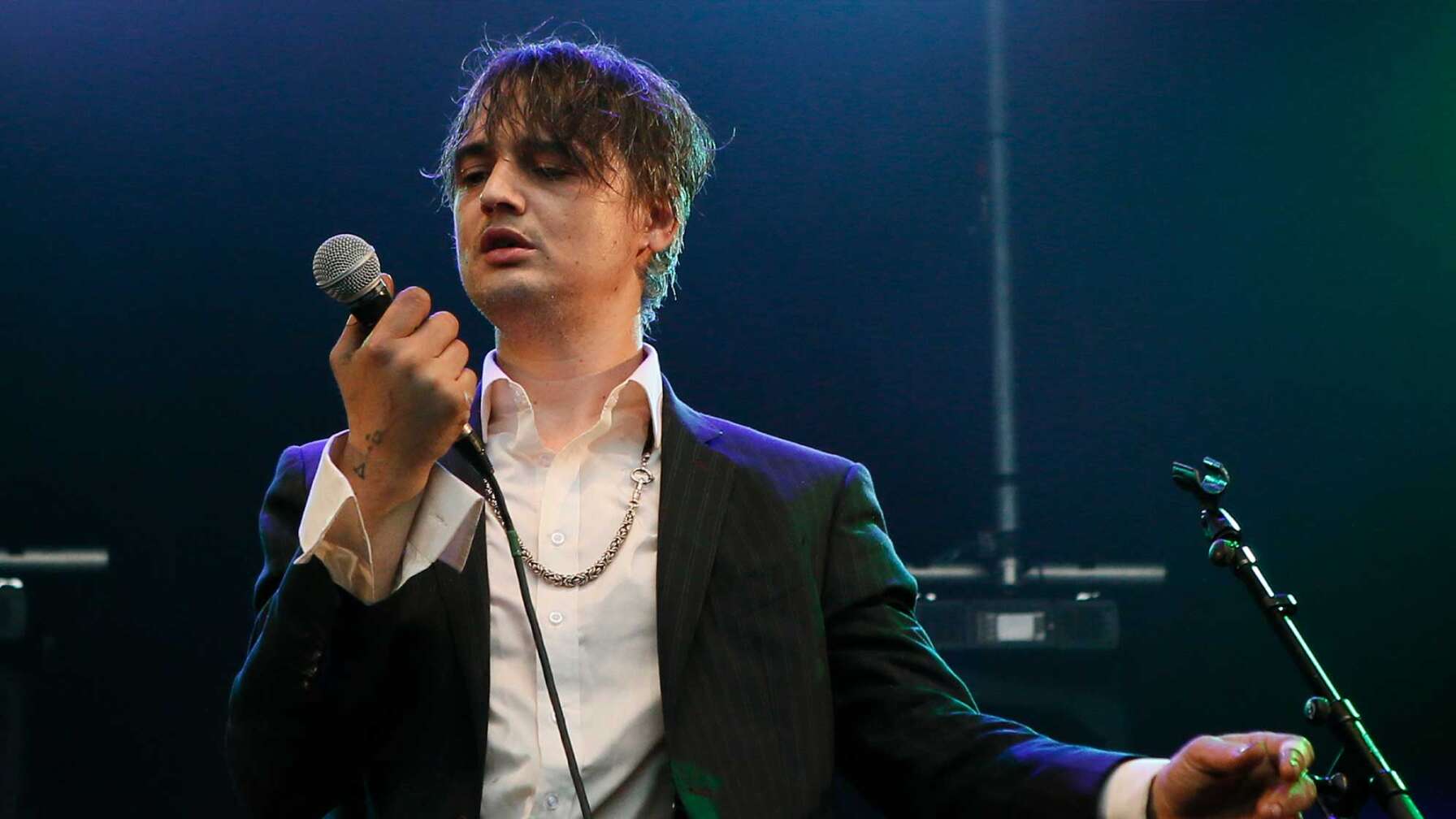 Pete Doherty mit einem Mikrofon in der Hand