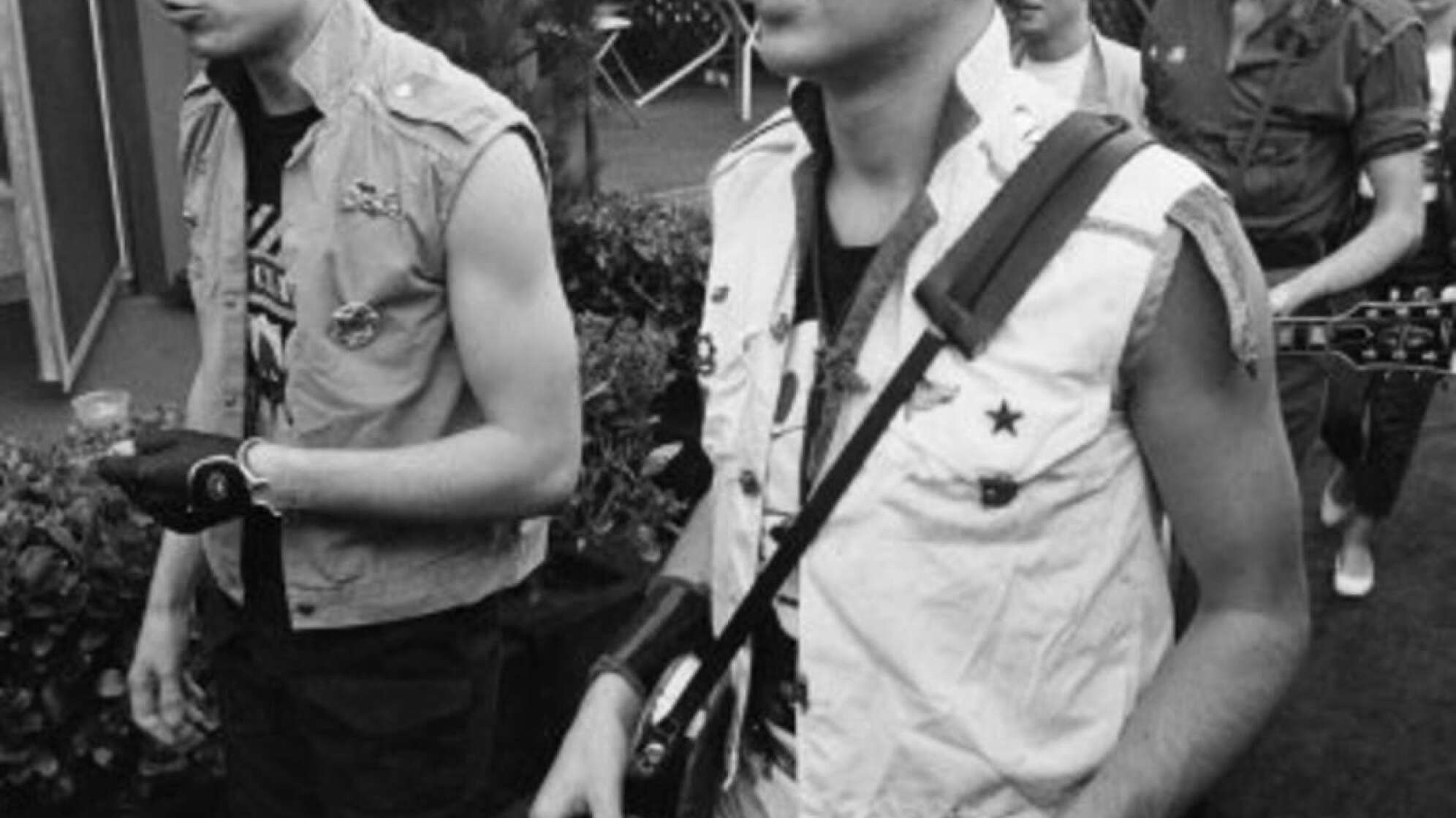 Joe Strummer mit einer Gitarre