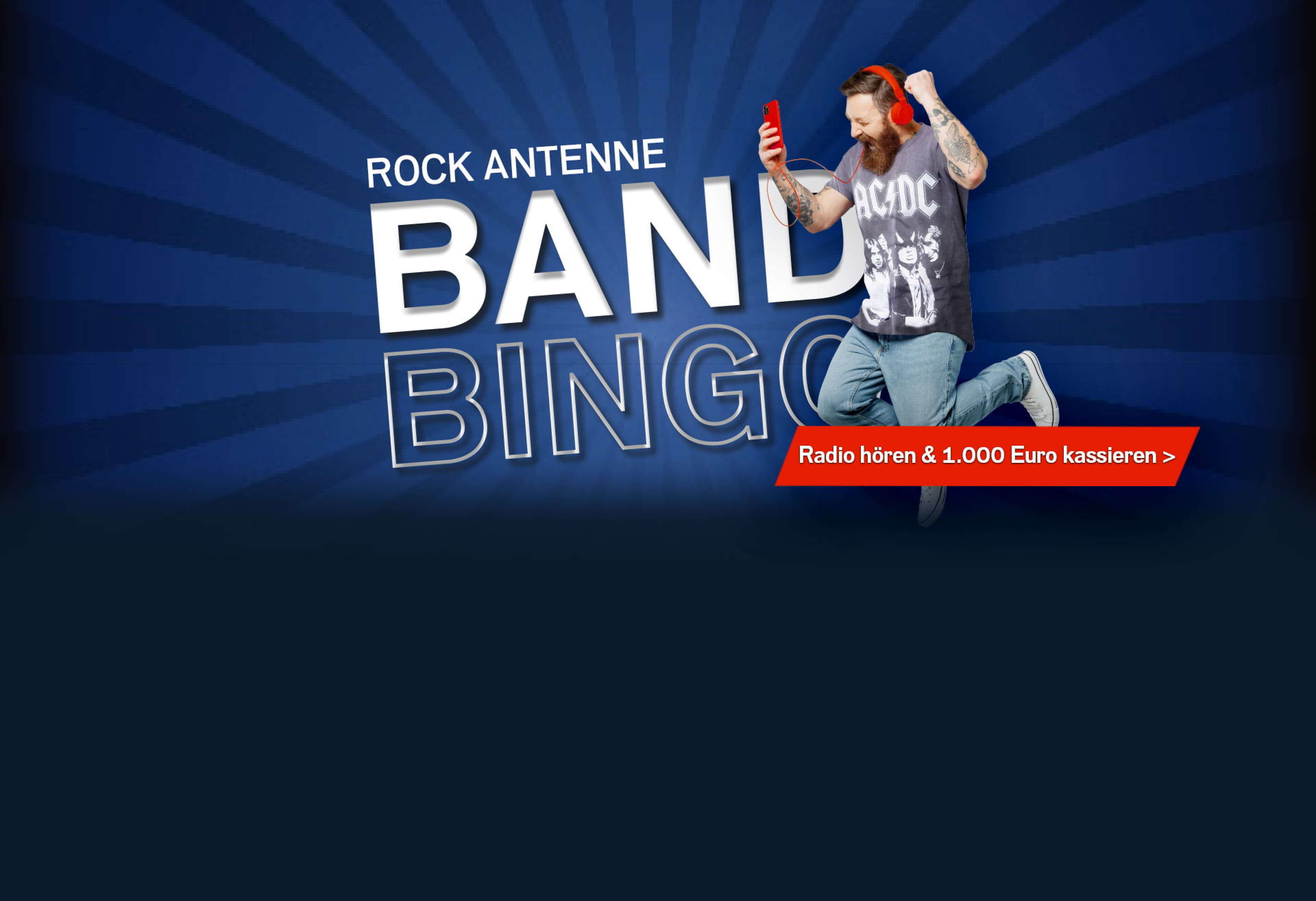 Ein jubelnder Mann mit AC/DC Shirt, Kopfhörern und Smartphone und dazu der Text "ROCK ANTENNE Band Bingo - Radio hören und 1.000 Euro kassieren"
